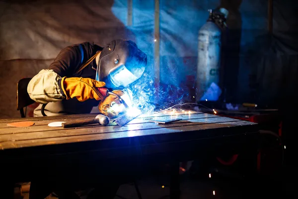 Soudeur qualifié réalisant une soudure à l’arc